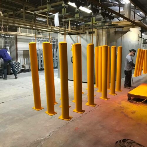 Uitneembare parkeerpalen D76mm 25 Een afbeelding van het lakproces van onze antiparkeerpalen. Op de afbeelding ziet u hoe de volbad verzinkte palen gespoten worden.